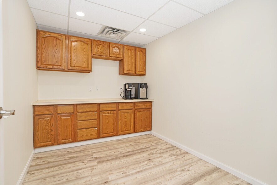 More Photos Of 8302-8304 Old Courthouse Rd, Vienna Office For Sale