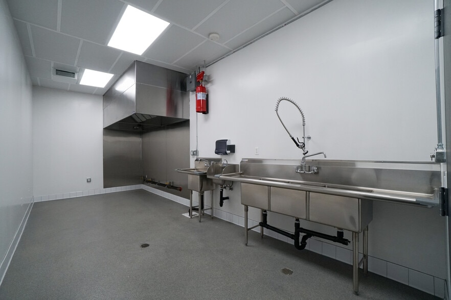 More Photos Of 1100 E 14th Pl, Los Angeles Warehouse For Lease