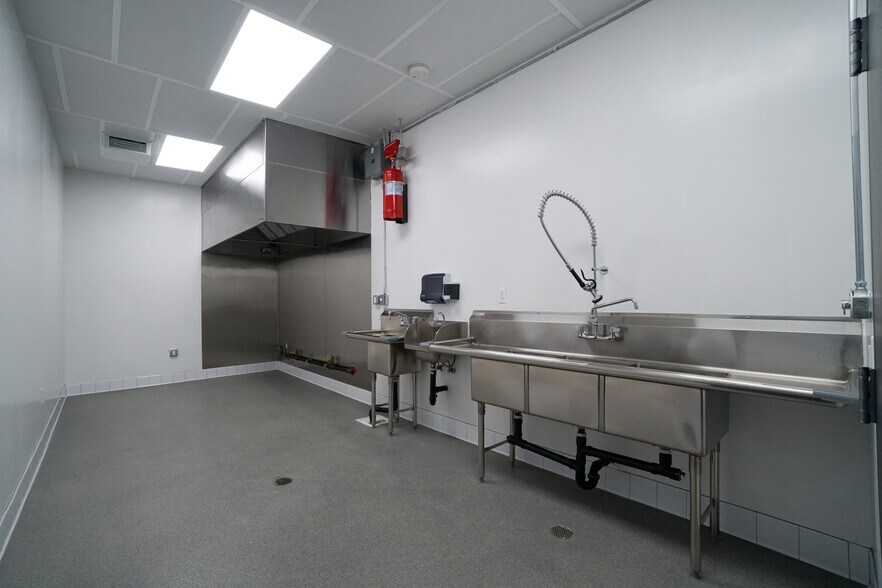 More Photos Of 1100 E 14th Pl, Los Angeles Warehouse For Sale