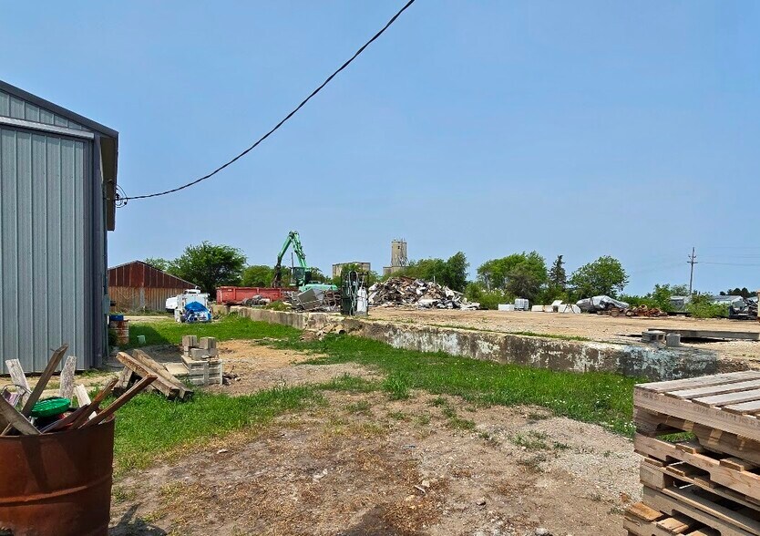 More Photos Of 808 W Walnut St, Fairbury Industrial For Sale