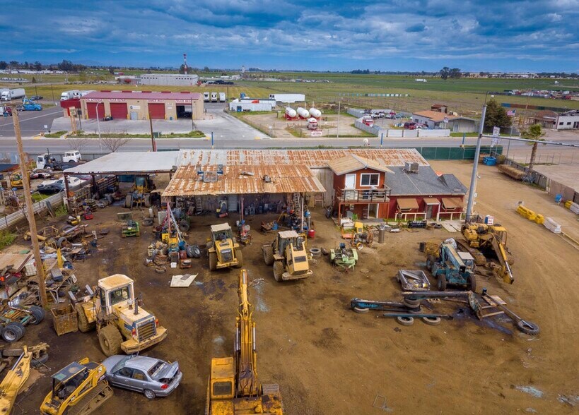 More Photos Of 3615 S K St, Tulare Recycling Center For Sale