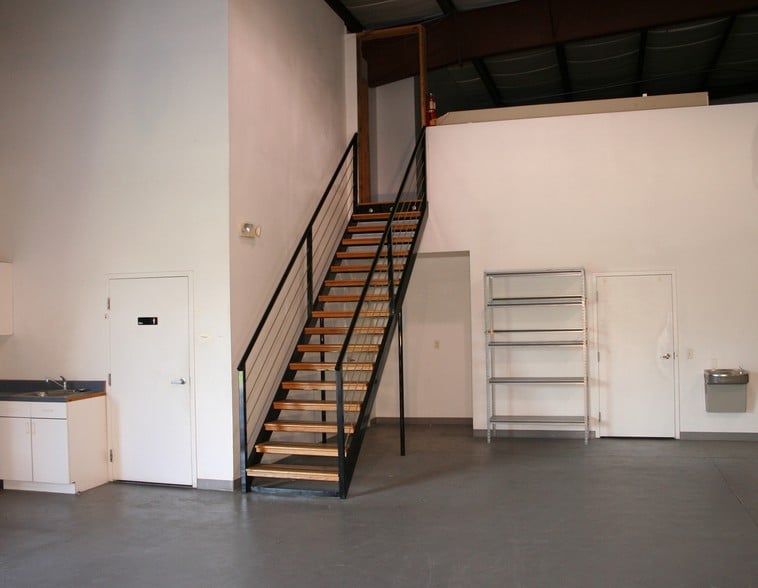 More Photos Of 4126 Louis Ave, Holiday Warehouse For Sale