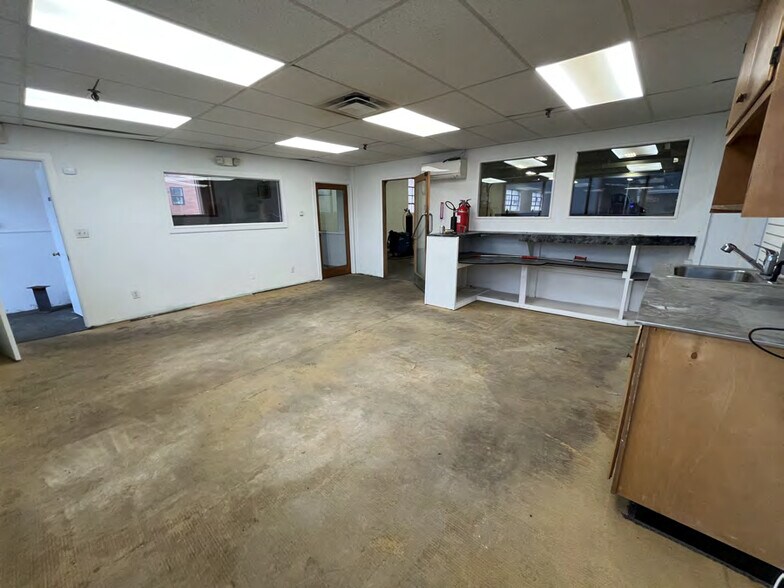More Photos Of 55 Thomas Rd N, Hawthorne Manufacturing For Lease