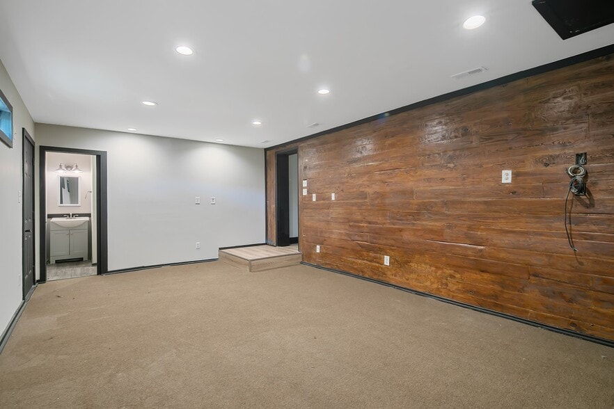 More Photos Of 1500 Gillespie St, Fayetteville Office For Sale