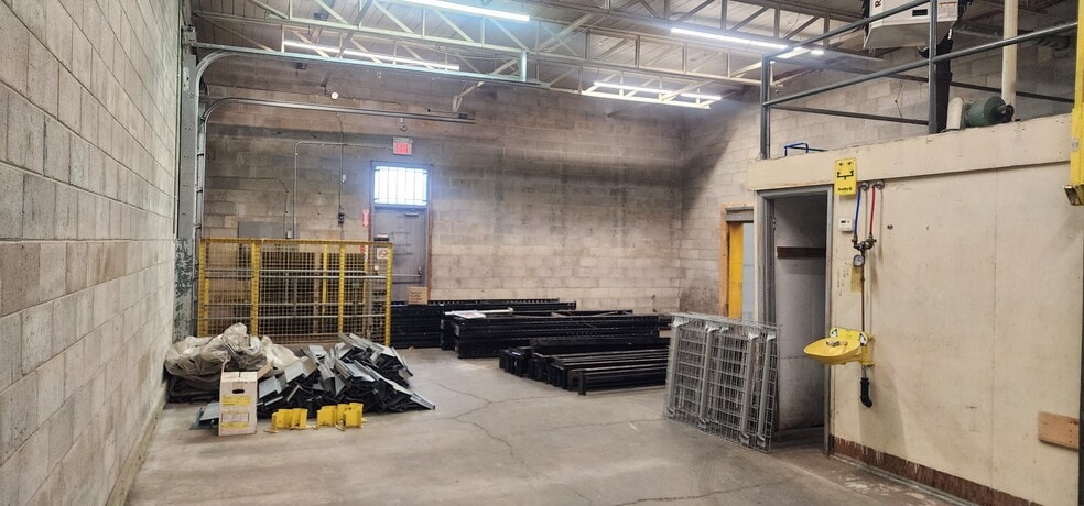 More Photos Of 398 King St W, Essex Freestanding For Lease