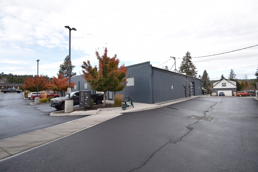 More Photos Of 30 SW Century Dr, Bend Warehouse For Lease