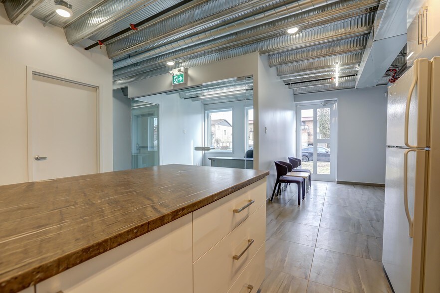 More Photos Of 4463 Boul des Grandes-Prairies, Montréal Warehouse For Sale