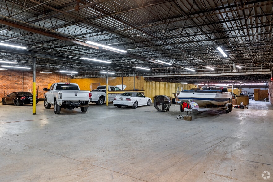 More Photos Of 222 King St S, Calhoun Warehouse For Sale