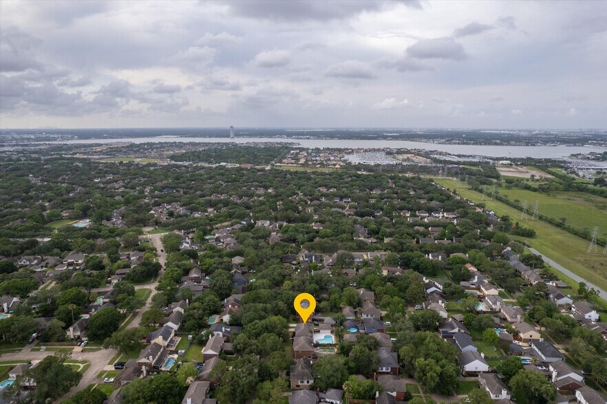 More Photos Of 124 Lake Point Dr, League City Specialty For Sale