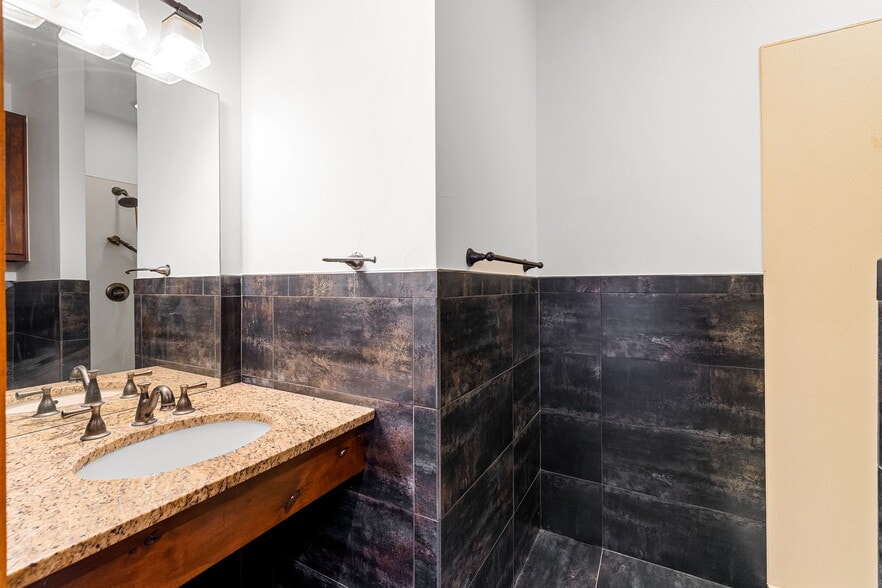 More Photos Of 1515 E Belt Line Rd, Carrollton Office Residential For Sale