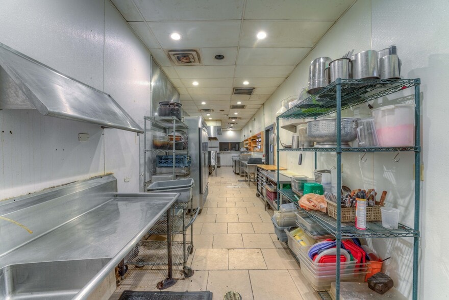 More Photos Of 940-942 S Cooper St, Memphis Storefront For Lease