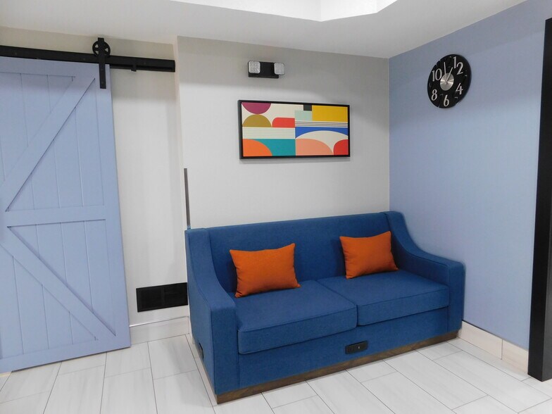 More Photos Of 1823 W Reynolds St, Pontiac Hotel For Sale