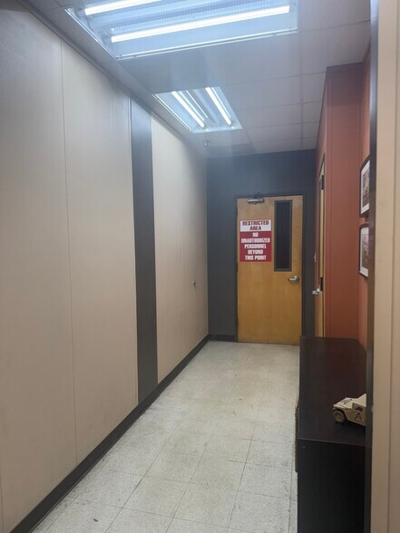 More Photos Of 915-917 Newsome St, Mount Airy Manufacturing For Lease