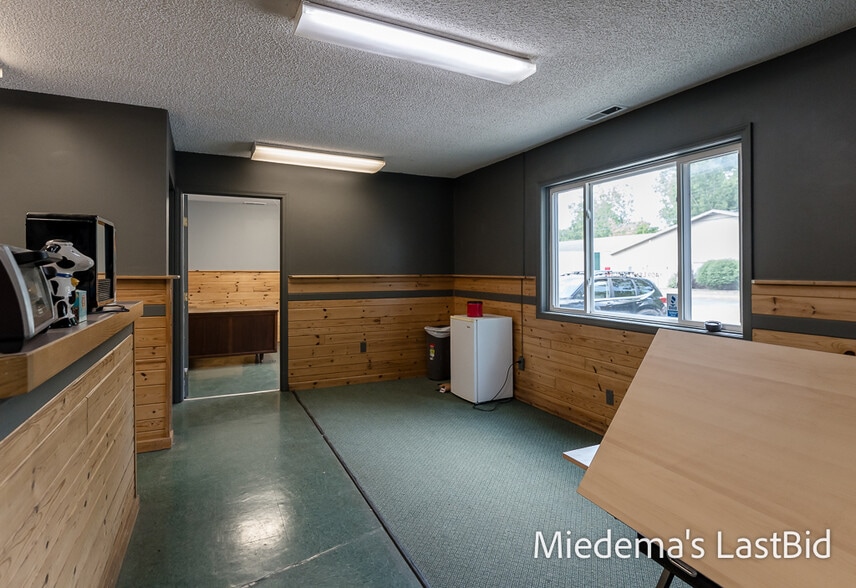 More Photos Of 409 Lentz Ct, Lansing Auto Repair For Sale