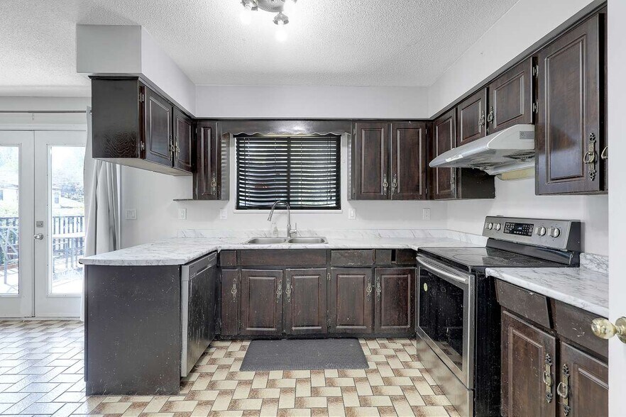 More Photos Of 9509 152 St, Surrey Daycare Center For Lease