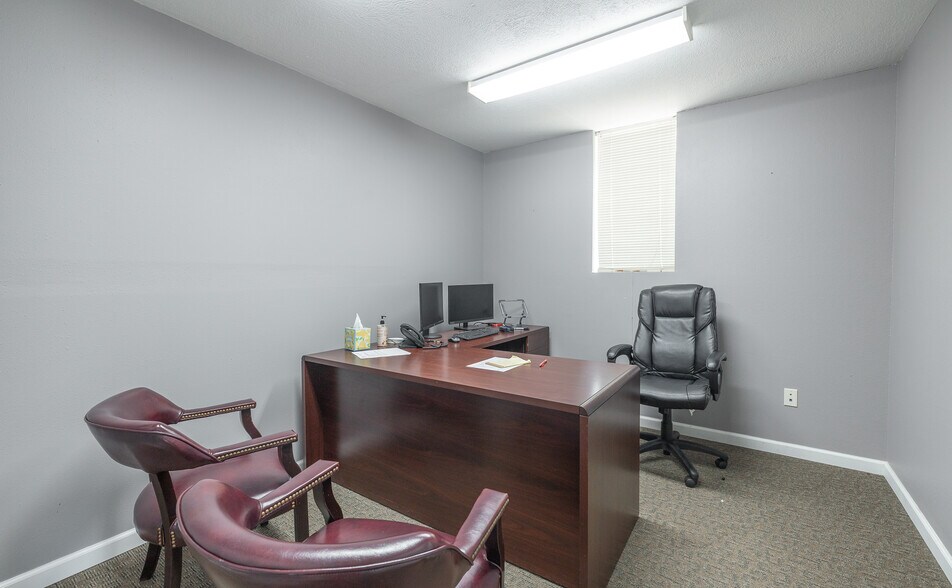 More Photos Of 575 Marshall Dr, Saint Robert Office For Sale