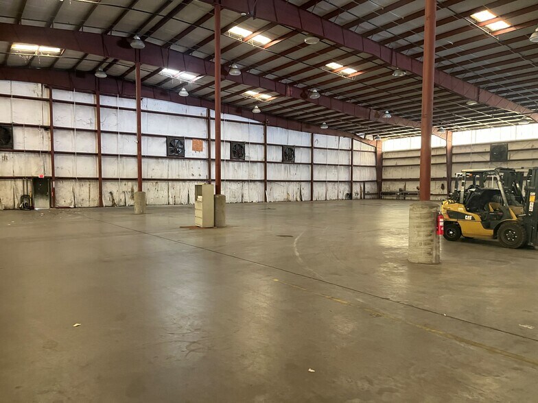 More Photos Of 271 Southridge Industrial Dr, Tavares Warehouse For Lease