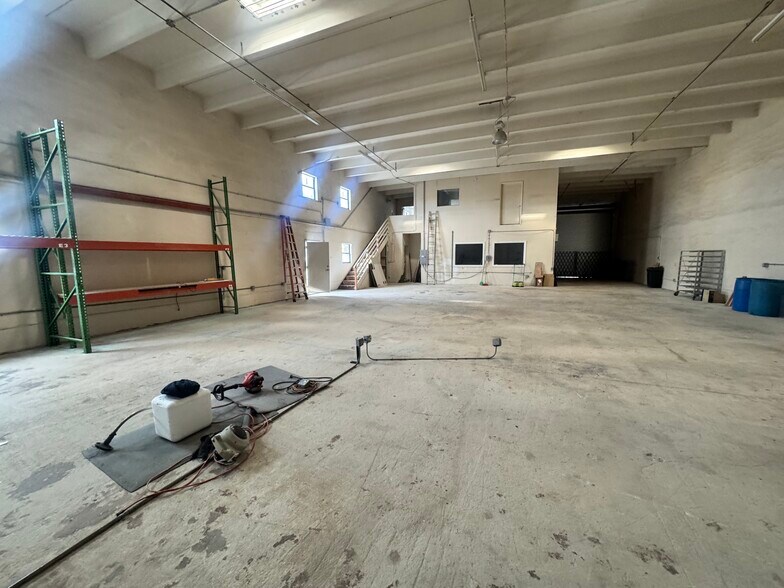 More Photos Of 2376-2380 NW 21st Ter, Miami Warehouse For Lease