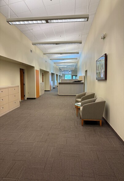 More Photos Of 5201 Tampa West Blvd, Tampa Flex For Lease