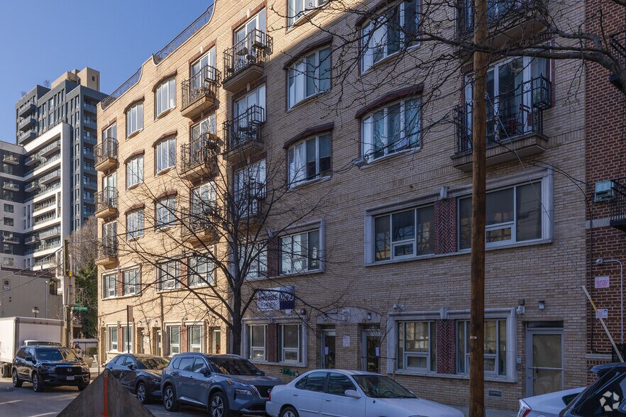 More Photos Of 305 Berry St, Brooklyn Apartments For Lease