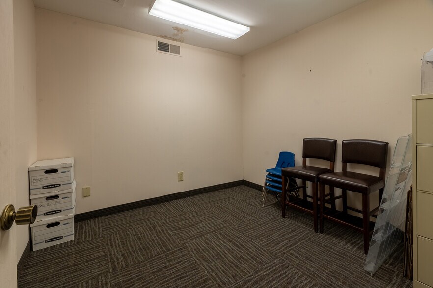 More Photos Of 808 W Prairie St, Marion Office For Sale