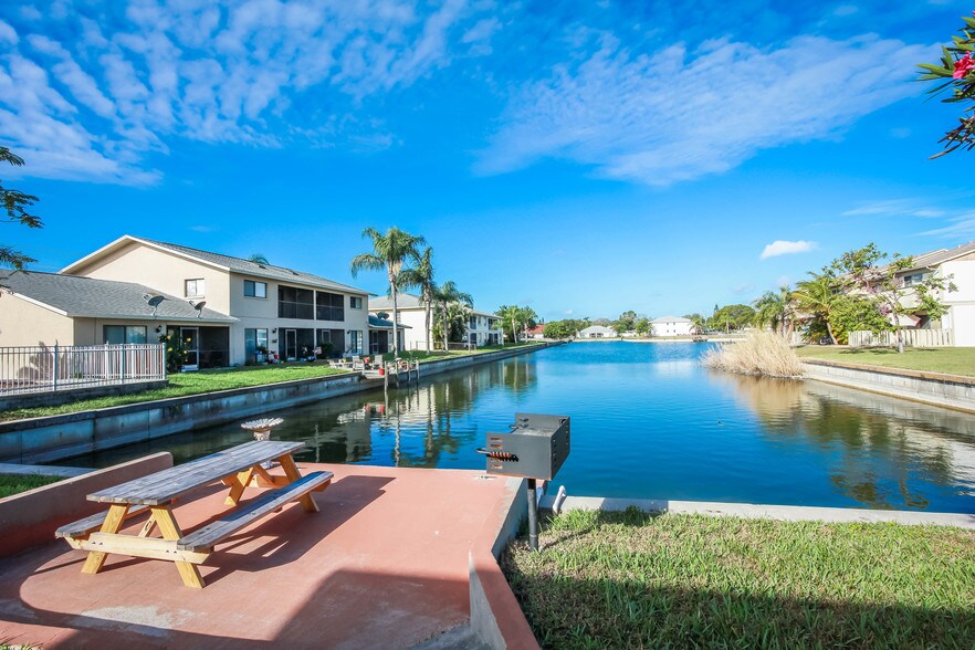 More Photos Of 706 SE 13th Ct, Cape Coral Apartments For Sale