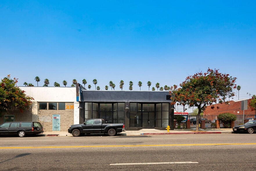 More Photos Of 2131 W Jefferson Blvd, Los Angeles Office For Lease