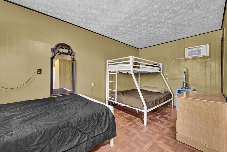 More Photos Of 44077 Oberlin Elyria Rd, Oberlin Hotel For Sale