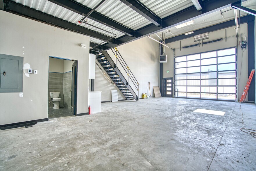 More Photos Of 168 Miller Dr, Dacono Flex For Lease