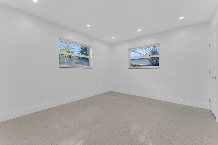 More Photos Of 5820 Sheridan St, Hollywood Office For Lease