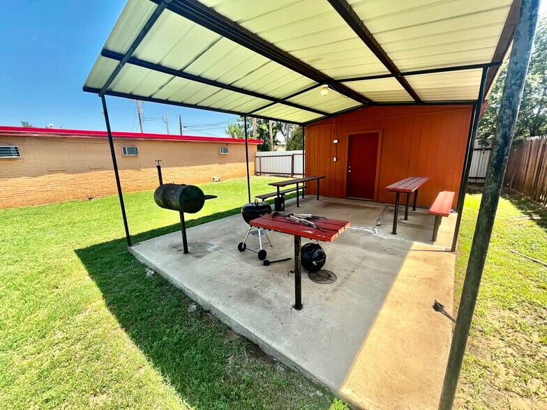 More Photos Of 215 N Broadway St, Post Hotel For Sale