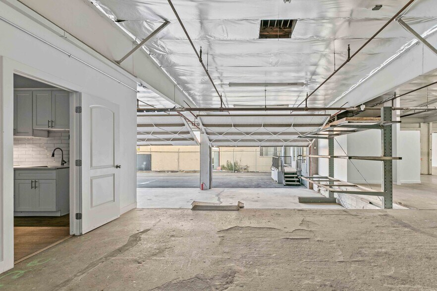 More Photos Of 11800 Vose St, North Hollywood Warehouse For Lease