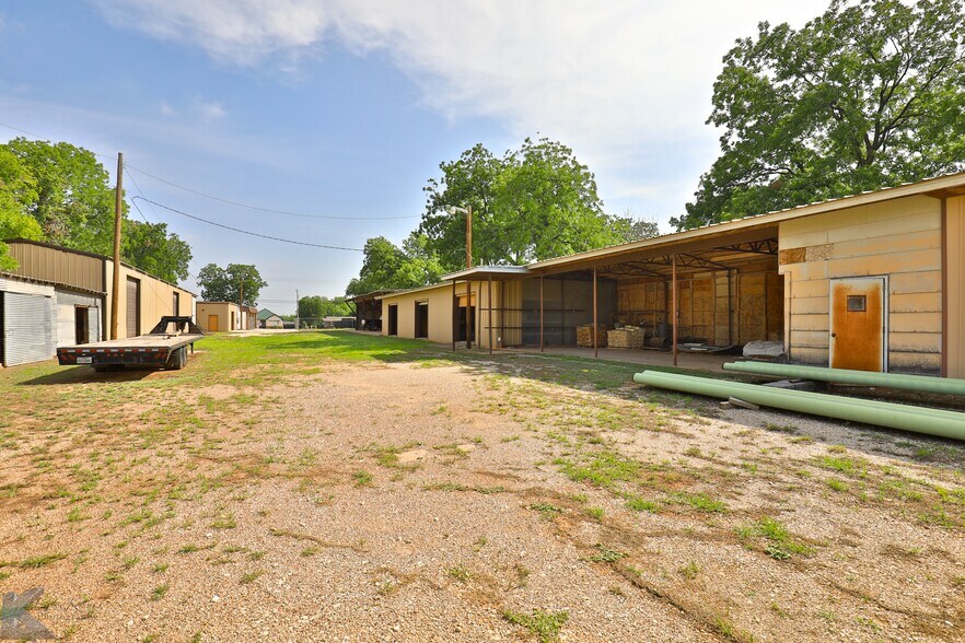 More Photos Of 411 E South 11th St, Abilene Warehouse For Lease