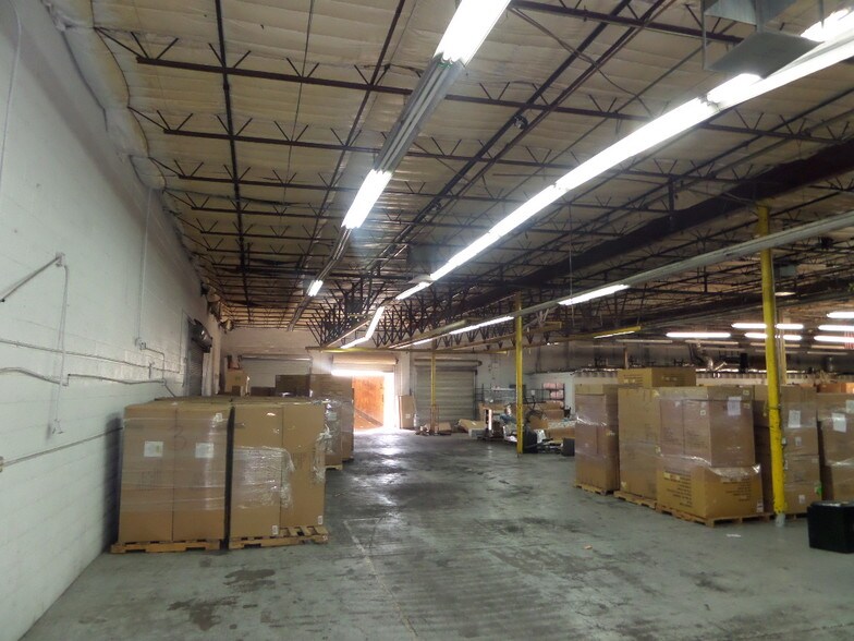 More Photos Of 2602 W Holly St, Phoenix Warehouse For Lease