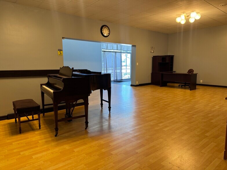 More Photos Of 838 S Fisk St, Green Bay Funeral Home For Sale