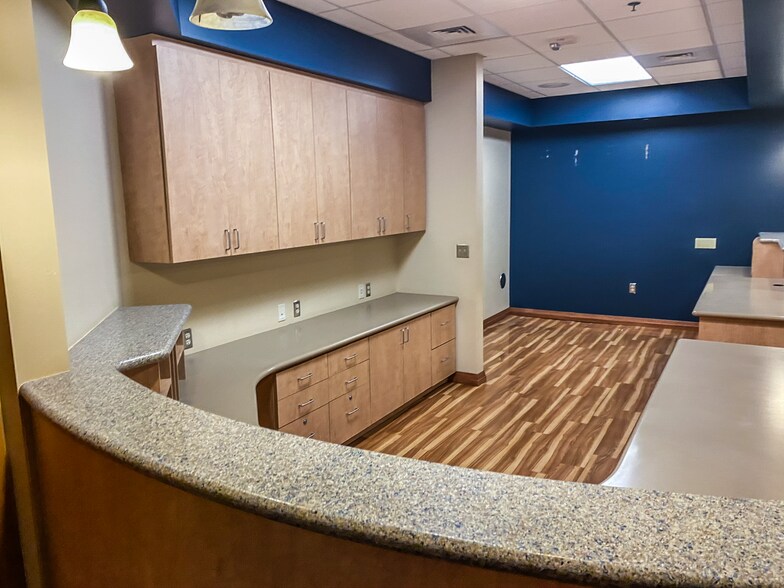 More Photos Of 323 E Riverside Dr, Eagle Medical For Lease