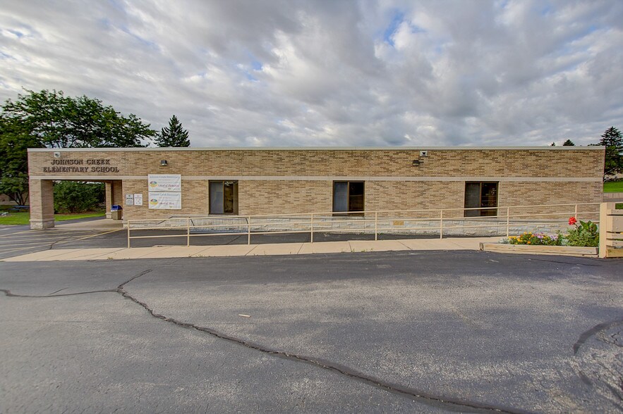 More Photos Of 305 Milwaukee St, Johnson Creek Schools For Sale