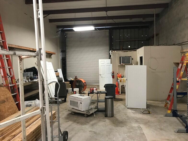 More Photos Of 2420 Concorde Dr, Fort Myers Warehouse For Lease