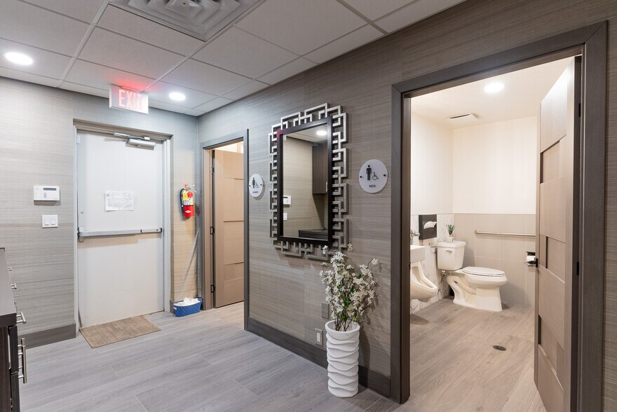 More Photos Of 810 S Casino Center Blvd, Las Vegas Office For Lease