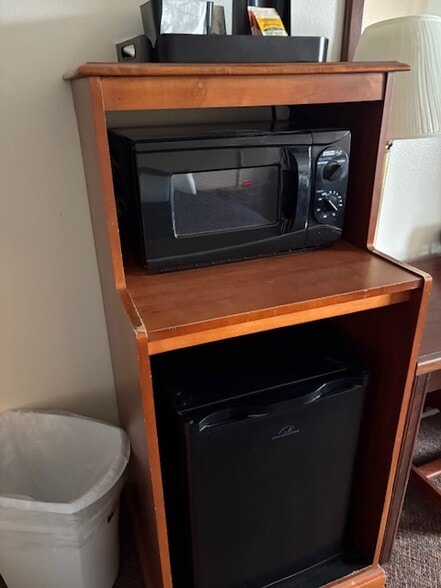 More Photos Of 900 E 7th St, Wayne Hotel For Sale