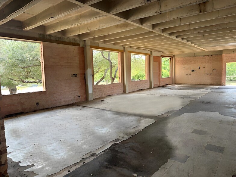More Photos Of 1301 Hospital Blvd, Floresville Healthcare For Sale