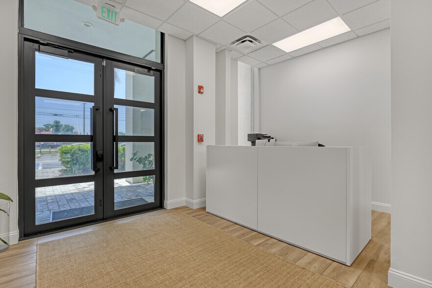 More Photos Of 2701 W Okeechobee Blvd, West Palm Beach Office For Sale