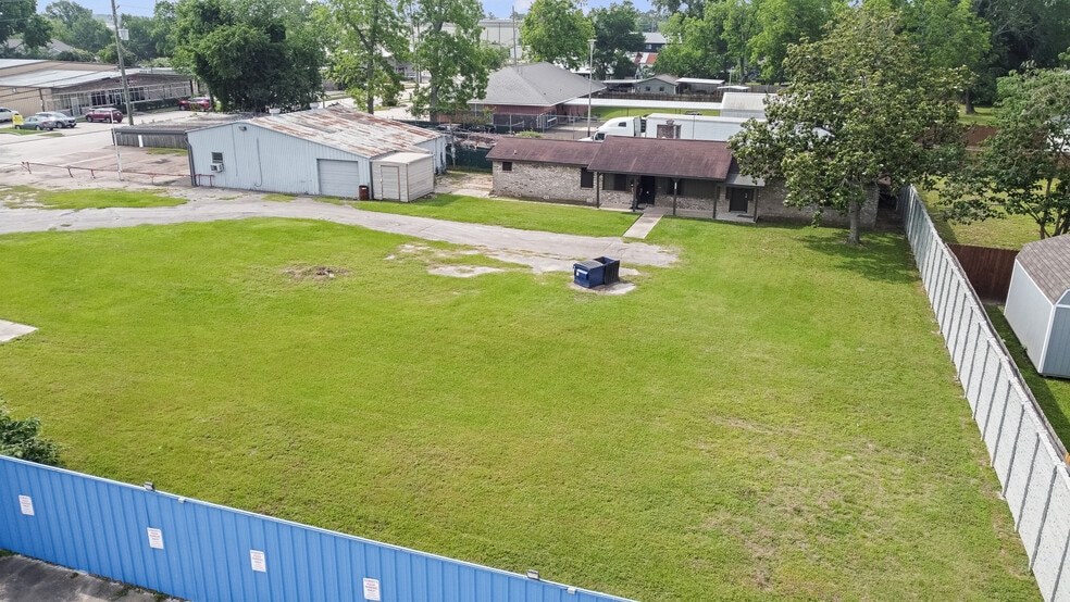 More Photos Of 1107 N Houston Ave, Humble Light Manufacturing For Sale