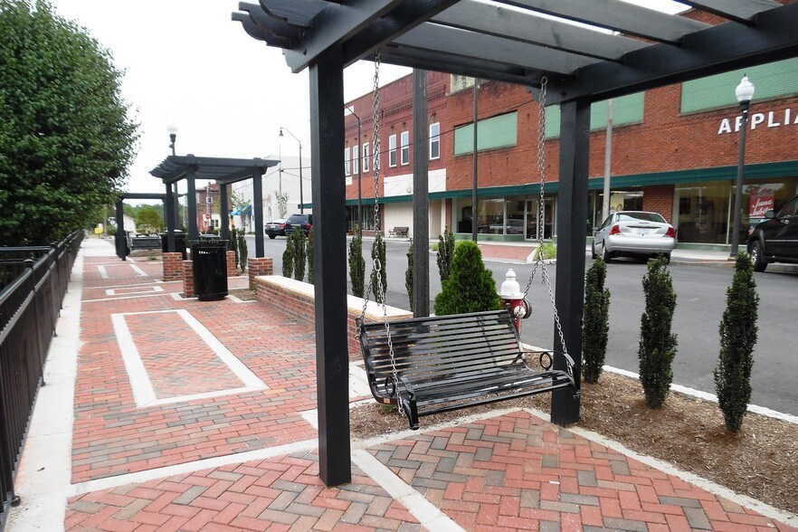 More Photos Of 148 S Moore St, Sanford Restaurant For Lease