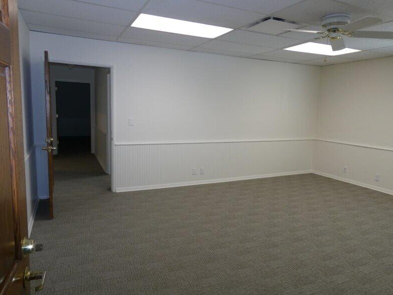 More Photos Of 447 W Burchett St, Glendale Office For Sale