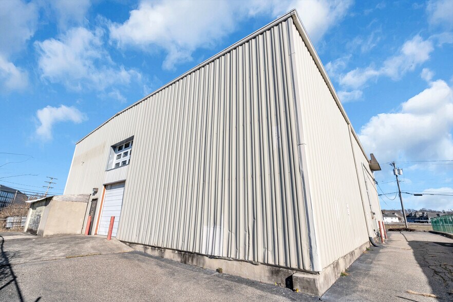 More Photos Of 9 Flint Rd, Toms River Showroom For Lease