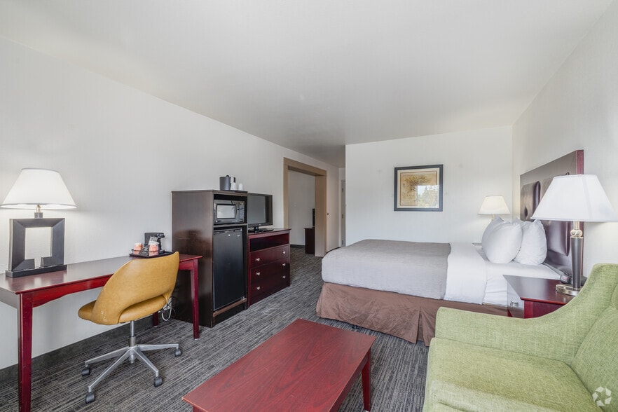 More Photos Of 101 128th St SE, Everett Hotel For Sale