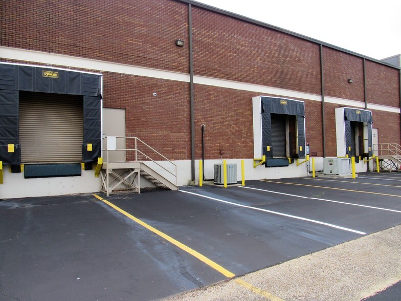 More Photos Of 822 James Record Rd, Huntsville Warehouse For Lease