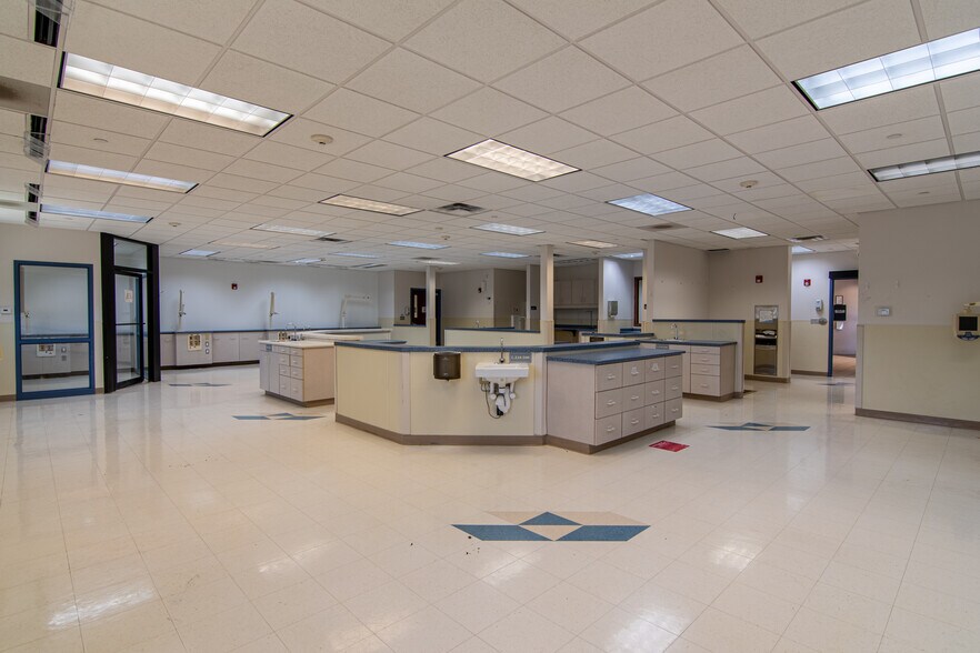 More Photos Of 201 W 5th St, Bonham Medical For Lease