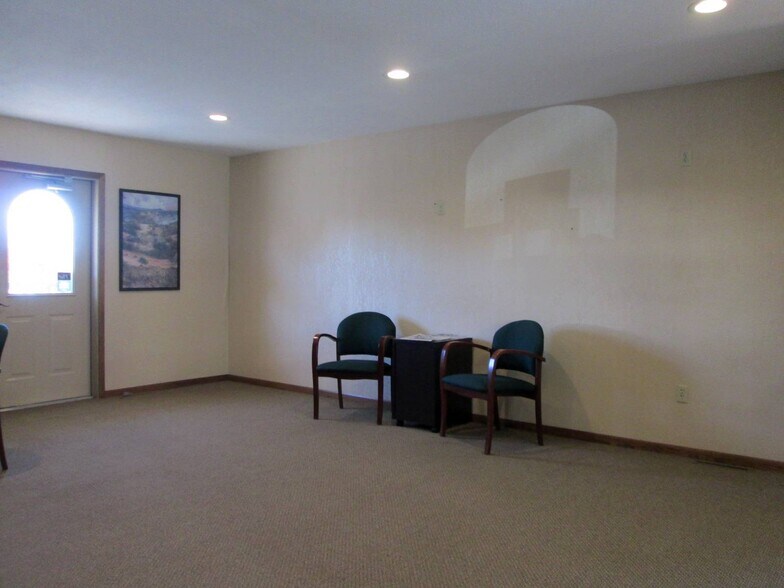 More Photos Of 101 7th St S, Saint James Freestanding For Lease